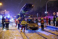 ONLINE: Husté sněžení v Česku a dopravní kolaps v Praze! Auto skončilo na kolejích