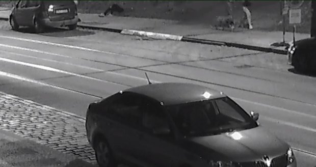 Na Vinohradech pobodali dva nezletilí cizinci mladíka, incident zachytily kamery.