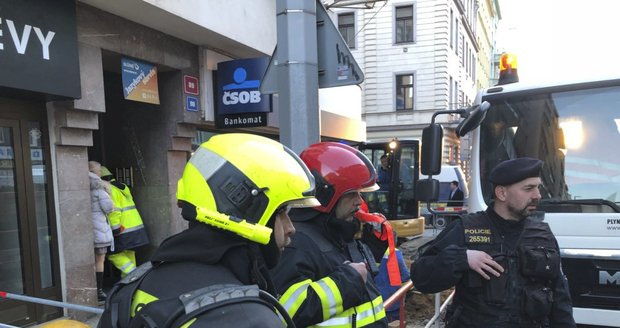 Hasiči evakuovali supermarket na Vinohradech kvůli úniku plynu.