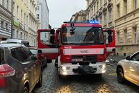 Požár spálil byt na Vinohradech: Škoda je půl milionu, tři osoby skončily v nemocnici
