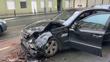 Bizarní nehoda na Vinohradech: Řidič usnul za volantem, pak naboural tramvaj i policejní auto