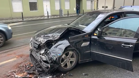 Opilý a zfetovaný řidič způsobil několikanásobnou dopravní nehodu