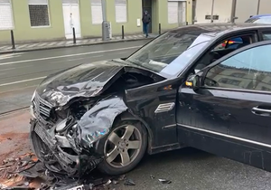 Opilý a zfetovaný řidič způsobil několikanásobnou dopravní nehodu