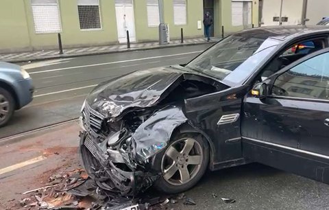 Bizarní nehoda na Vinohradech: Řidič usnul za volantem, pak naboural tramvaj i policejní auto
