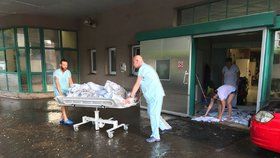 Přívalový déšť zaplavil vinohradskou nemocnici.