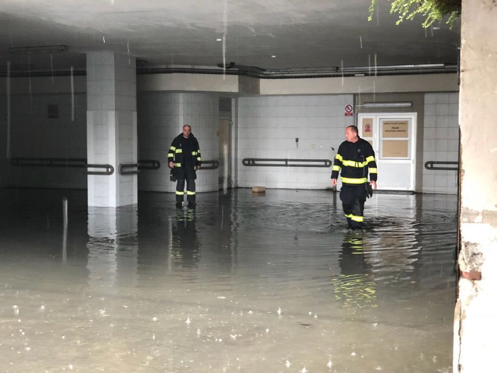 Přívalový déšť spláchl Vinohrady, pod vodou skončila i tamní nemocnice.