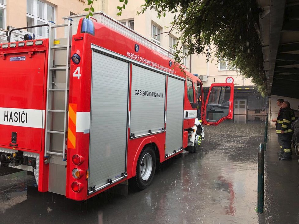 Přívalový déšť spláchl Vinohrady, pod vodou skončila i tamní nemocnice.