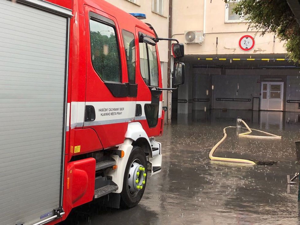 Déšť zaplavil i ARO nemocnice na Vinohradech, kde nepřijímají pacienty.