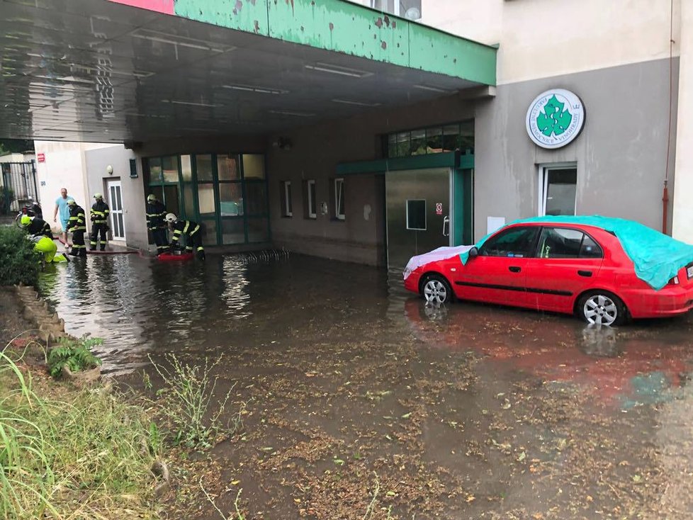 Déšť zaplavil i ARO nemocnice na Vinohradech, kde nepřijímají pacienty.