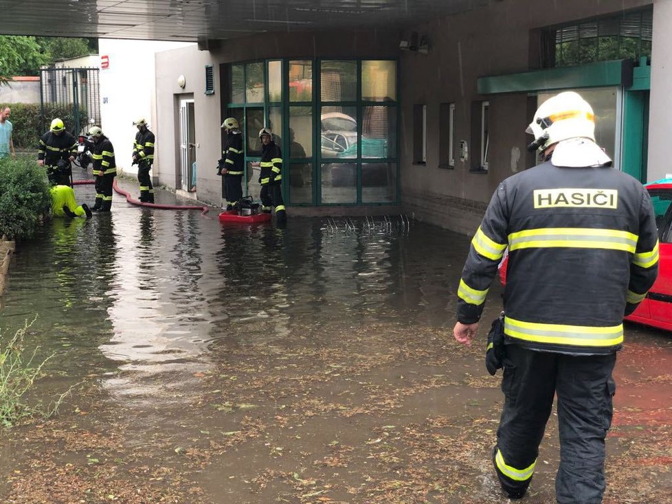 Déšť zaplavil i ARO nemocnice na Vinohradech, kde nepřijímají pacienty.