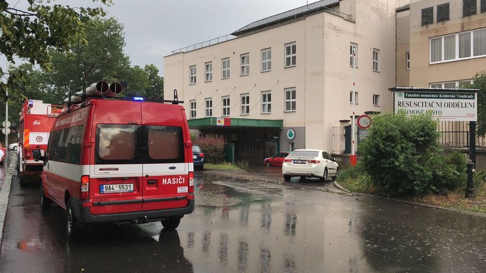 Déšť zaplavil i ARO nemocnice na Vinohradech, kde nepřijímají pacienty.