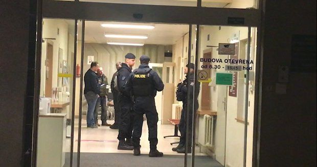 Šest mrtvých po střelbě v ostravské nemocnici: Pražská policie posílila bezpečnostní opatření!