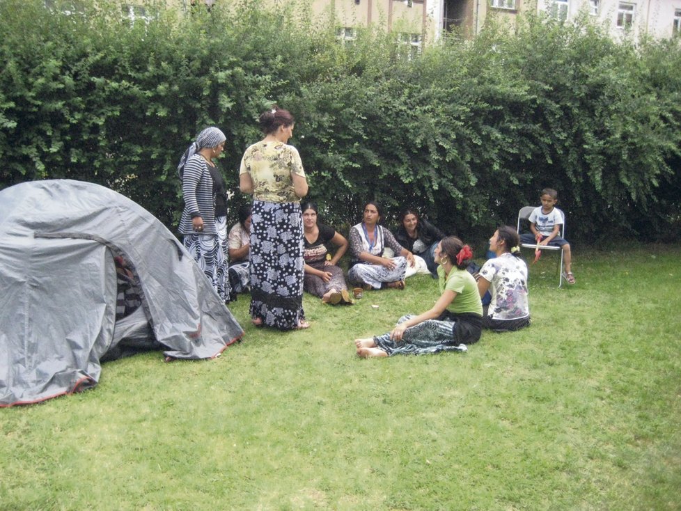 Pátek 24. 7. 2009: Romové před Vinohradskou nemocnicí