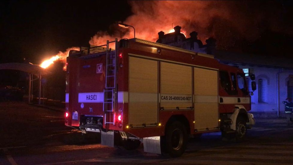 V Mladoboleslavské ulici hoří hala, hasiči vyhlásili nejvyšší stupeň poplachu.