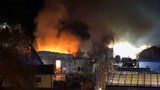 Ohnivé peklo v pražské Vinoři: Z haly se ozývaly výbuchy, hasiči vyhlásili nejvyšší stupeň poplachu