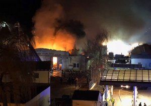 V pražské Vinoři hoří hala, hasiči vyhlásili nejvyšší stupeň poplachu.
