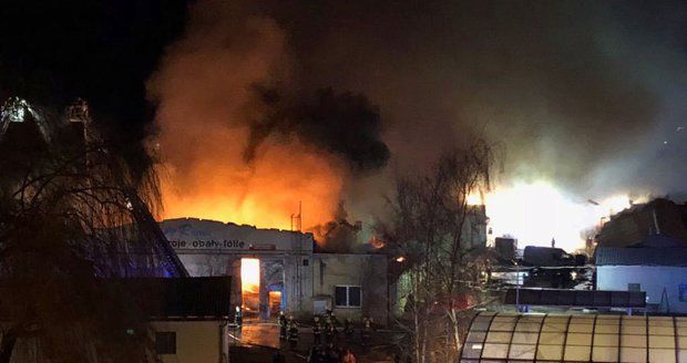 Ohnivé peklo v pražské Vinoři: Z haly se ozývaly výbuchy, hasiči vyhlásili nejvyšší stupeň poplachu