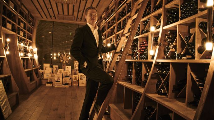 Porota odborného časopisu World of Fine Wine vybrala letos za nejlepší vinotéku světa Palais Coburg ve Vídni. Už tři roky je tam sommelierem Petr Hlinák, který pochází z Prahy.
