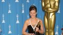Julia Roberts si v roce 2001 došla pro Oscara za Erin Brockovich v sametové róbě z kolekce Valentino podzim/zima 1992.