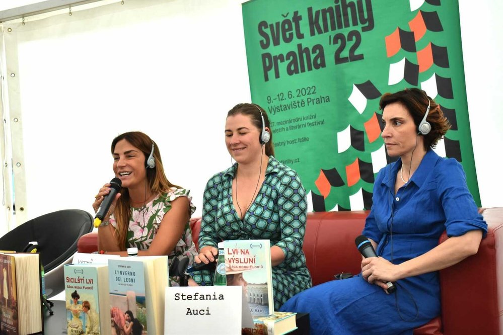 Debata italských spisovatelek s názvem Píšeme dějiny: zleva Viola Ardone, moderátorka Kateřina Kadlecová a Stefania Auci
