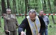 Rumunský farář pokropil hrob svěcenou vodou.