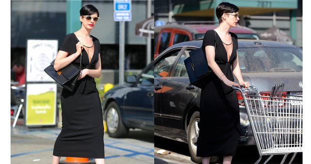 Herečka Anne Hathaway si vyrazila do supermarketu ve společenských šatech.