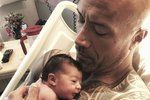 Dwayne Johnson je opět otcem! Narodila se mu tahle maličká a krásná holčička, kterou rodiče pojmenovali Tiana Gia Johnson.