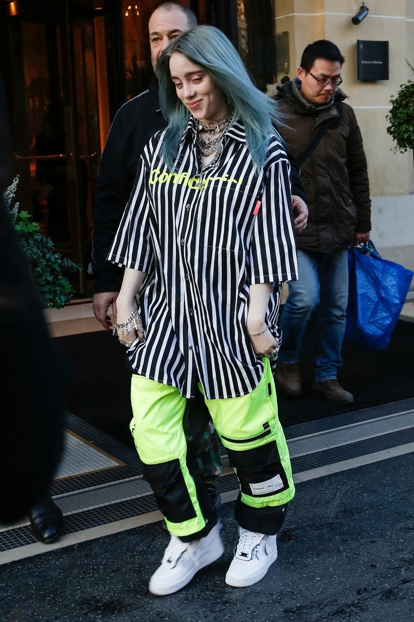 Billie Eilish na sebe strhává pozornost i díky nevídanému stylu oblékání.