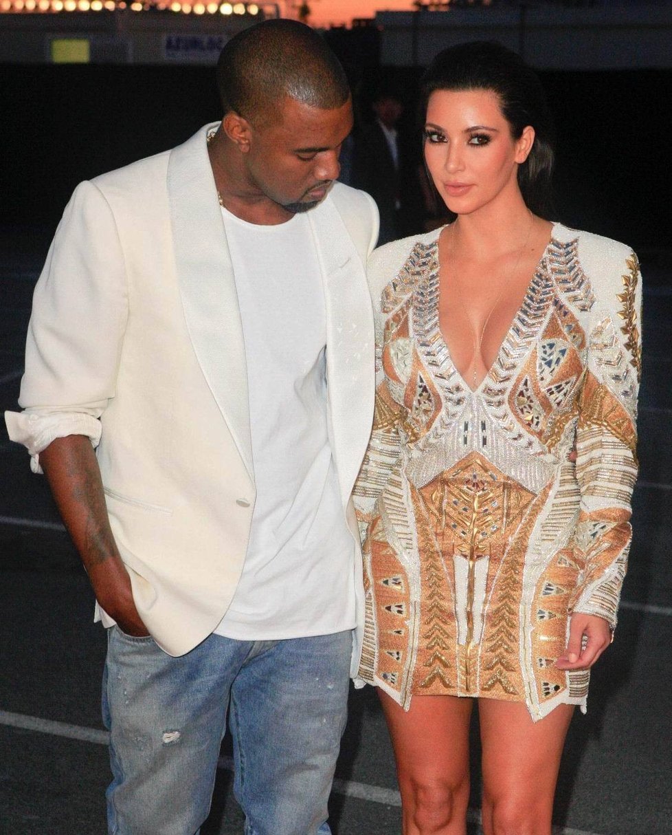 I Kanye si rád důkladně prohlédne její vnady.