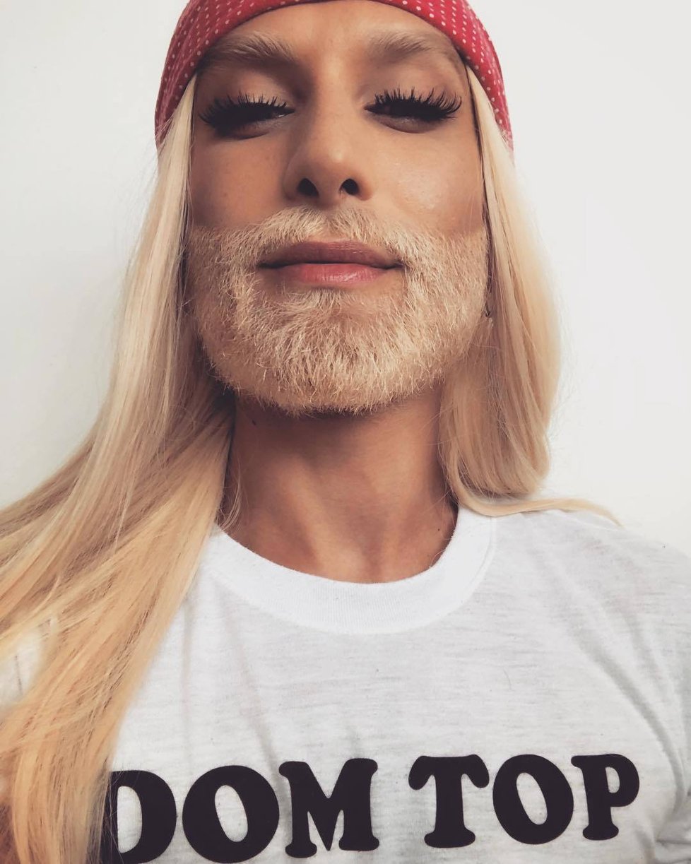 Conchita Wurst změnila svůj vzhled! Z tmavých vlasů má teď světlounce blonďaté. Mimo jiné si nechala zesvětlit i své husté vousy... No, je to tedy vážně změna. Jak se vám líbí rakouský/á zpěvák/ačka teď?