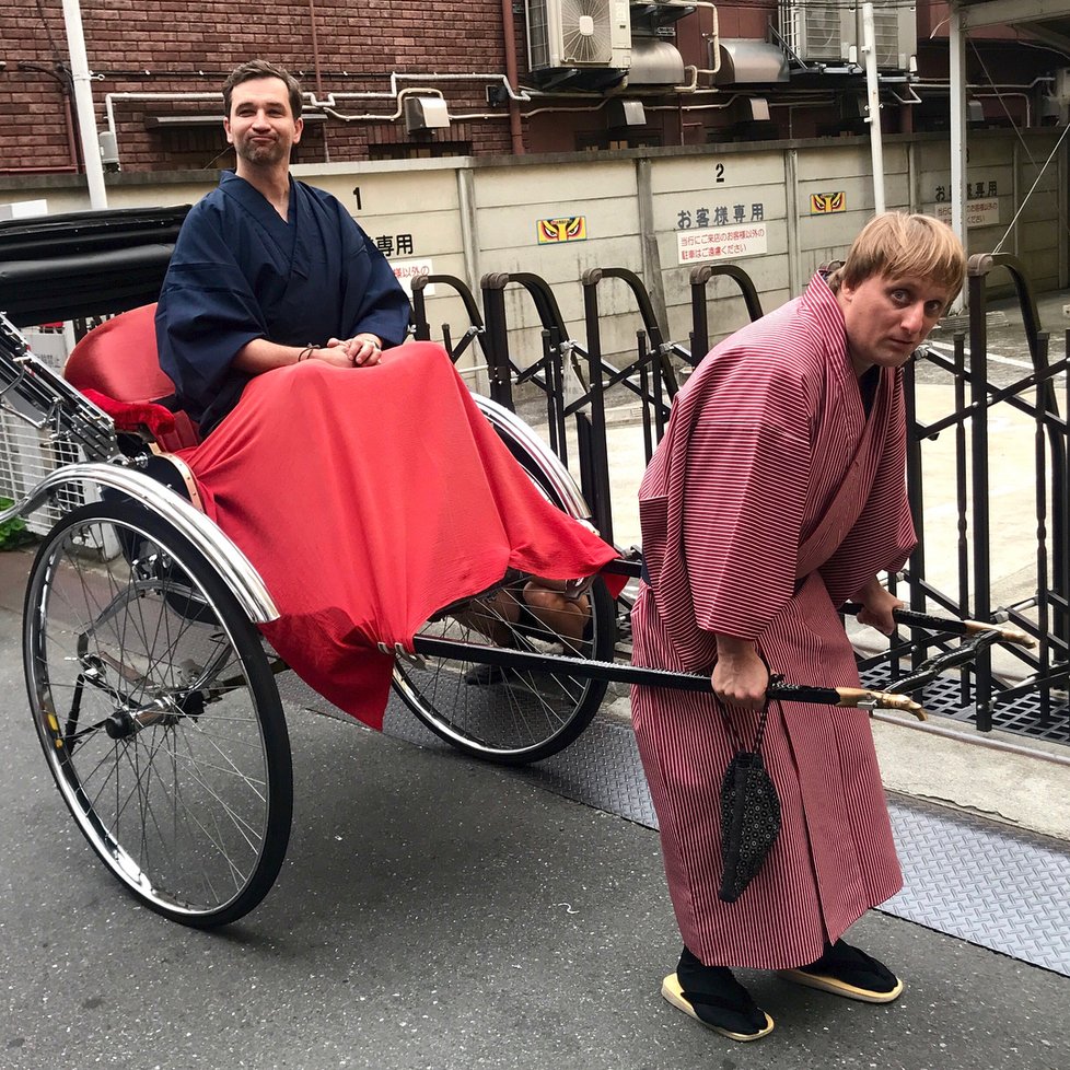 Moderátor a bavič Ondřej Sokol je s Lukášem Pavláskem na cestě kolem světa! Byli společně v Japonsku, Spojených arabských emirátech a i v Karibiku na Kubě... Během cesty sdílejí tyto vtipné fotky z výletů, které jsou, jak jinak, velmi úsměvné. Není to ale dovolená! Jejich dobrodružství je součástí natáčení nového cestovatelského seriálu Tak trochu jiný cestopis.