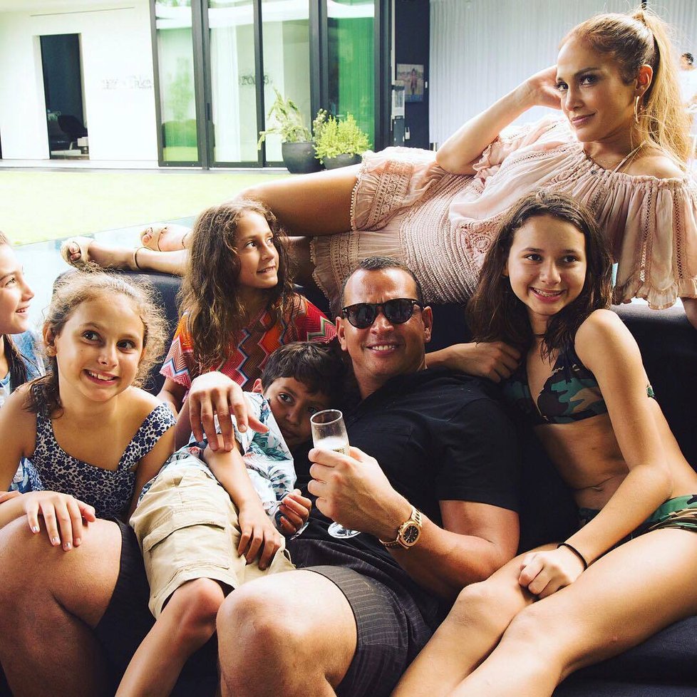 Americká herečka Jennifer Lopez ukázala početnou rodinu! Krásná JLo se na fotografii spokojeně culí a má proč. Takhle šťastnou rodinku už jsme tedy dlouho neviděli.
