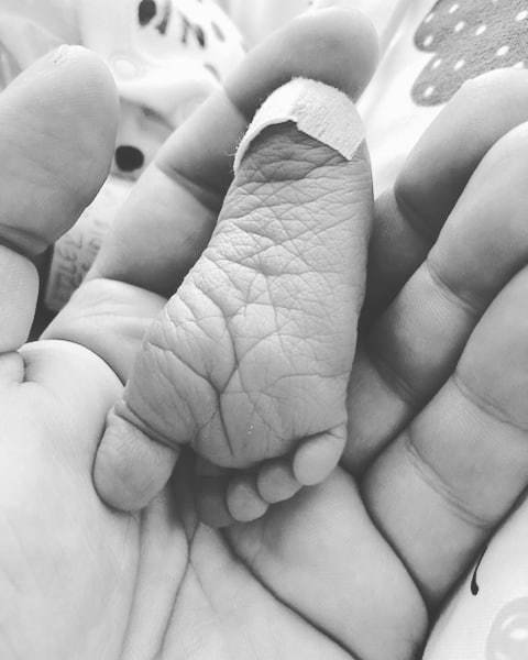 Stejně tak český herec Mirek Etzler je znovu otcem!! Tuhle roztomilou fotku maličké nožičky sdílel na svém instagramovém profilu, kde oznámil, že se jim narodil syn Samuel!! Mirek je již čtyřnásobným otcem a my malého Samuela vítáme na světě!
