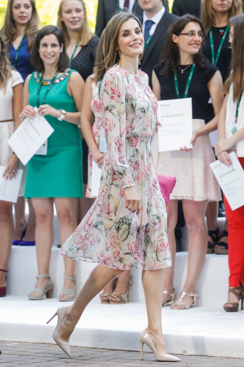 Královna Letizia má značku Zara v oblibě, tyto šaty pořídila za 1500 korun.