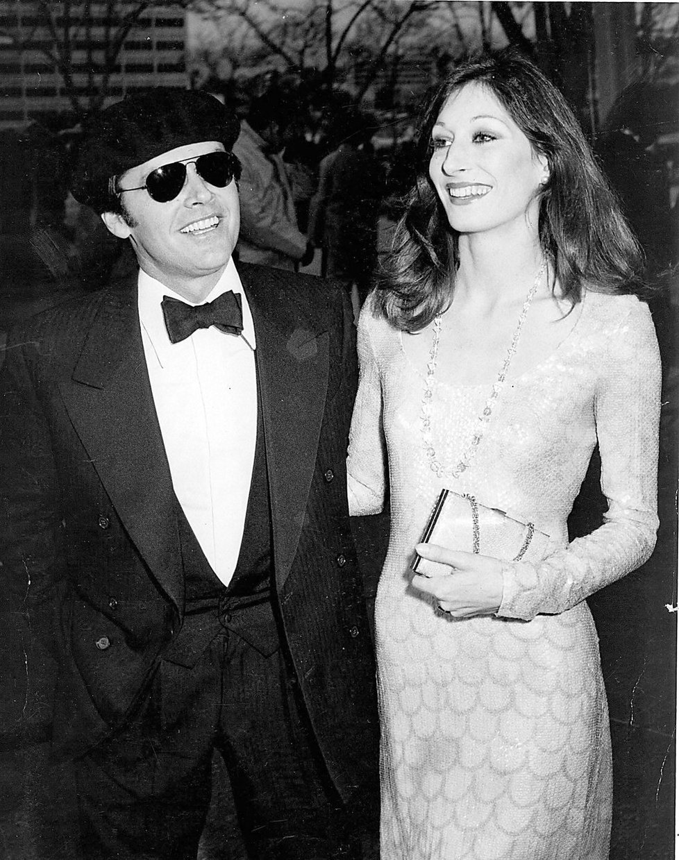 Jack Nicholson a Anjelica Huston. Potkali se v roce 1973 na Jackově narozeninové párty. Vztah jim vydržel dlouhých 17 let. Takto se ukázali v roce 1975 na udílení Oscarů.