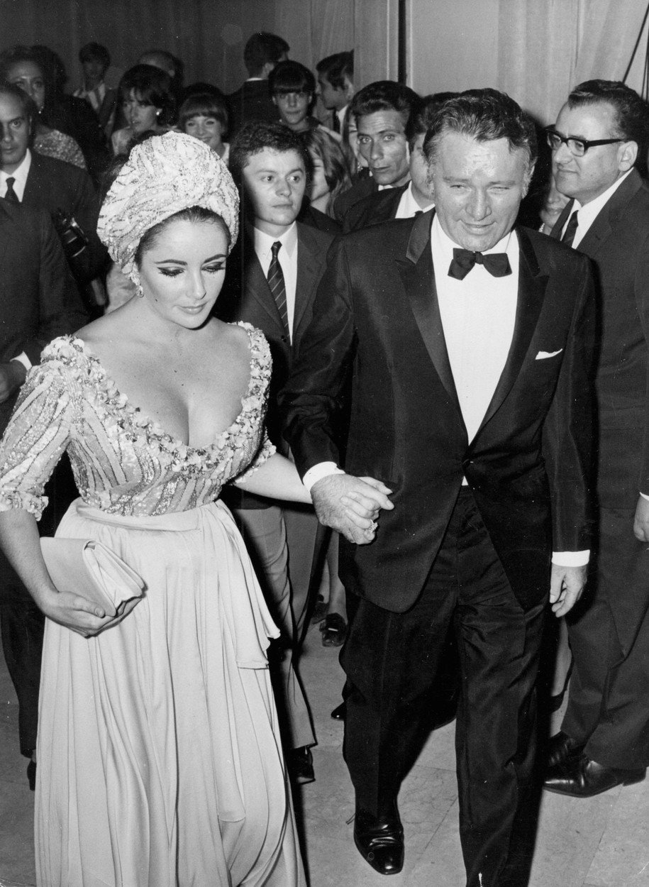 Elizabeth Taylor a Richard Burton. Tato fotografie je z roku 1966 z udílení cen v Itálii. Jejich manželství prošlo mnoha zkouškami, vzali se dokonce dvakrát, a to rok po rozvodu. Jejich vztah však po dalším roce opět skončil.