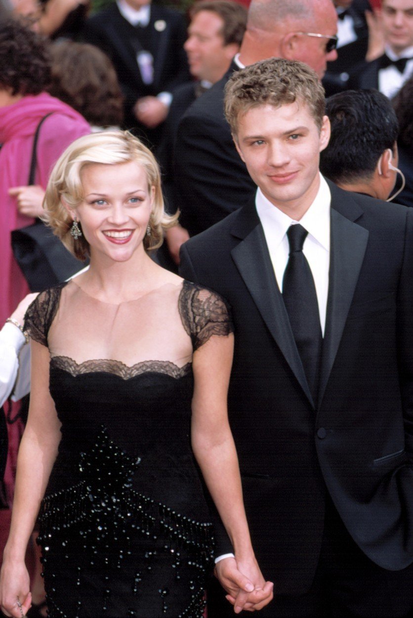 Reese Witherspoon a Ryan Phillippe. Spolu vypadali tak spokojeně, bohužel ani to nestačilo k tomu, aby jejich vztah vydržel. Rozvedeni už jsou 12 let, dodnes jsou skvělí přátelé. Tento snímek je z udílení Oscarů v roce 2002.