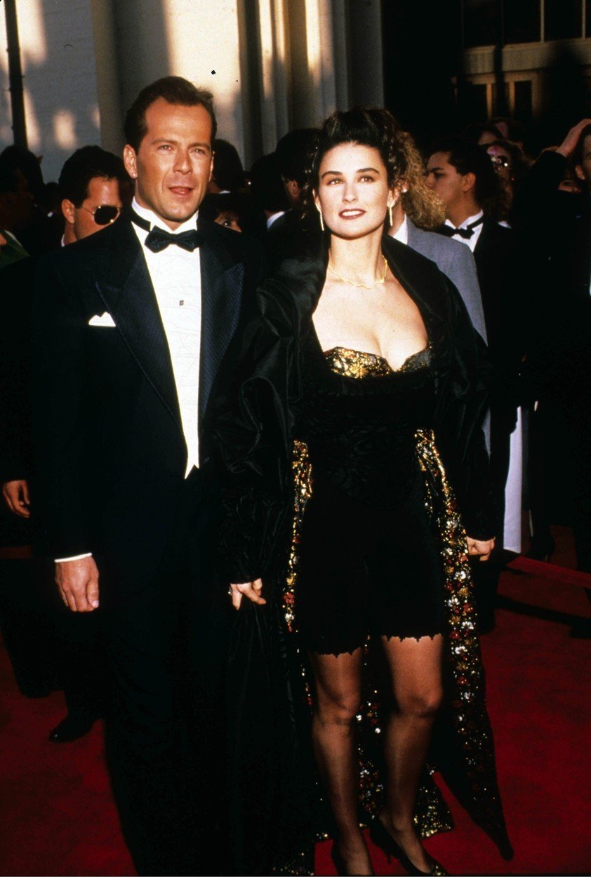 Demi Moore a Bruce Willis. V roce 1989 vynesla na Oscarech Demi jeden z nejhorších outfitů. Ale i přesto se jednalo o jeden z nejhezčích párů. V roce 2000 se rozvedli, dodnes jsou však přáteli.