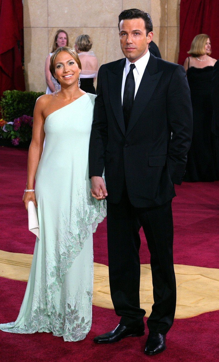 Jennifer Lopez a Ben Affleck. Byli zasnoubeni, ze svatby sešlo pouhý den předem. Jako pár měli přezdívku Bennifer, takto si vyšli na předávání Oscarů v roce 2003.
