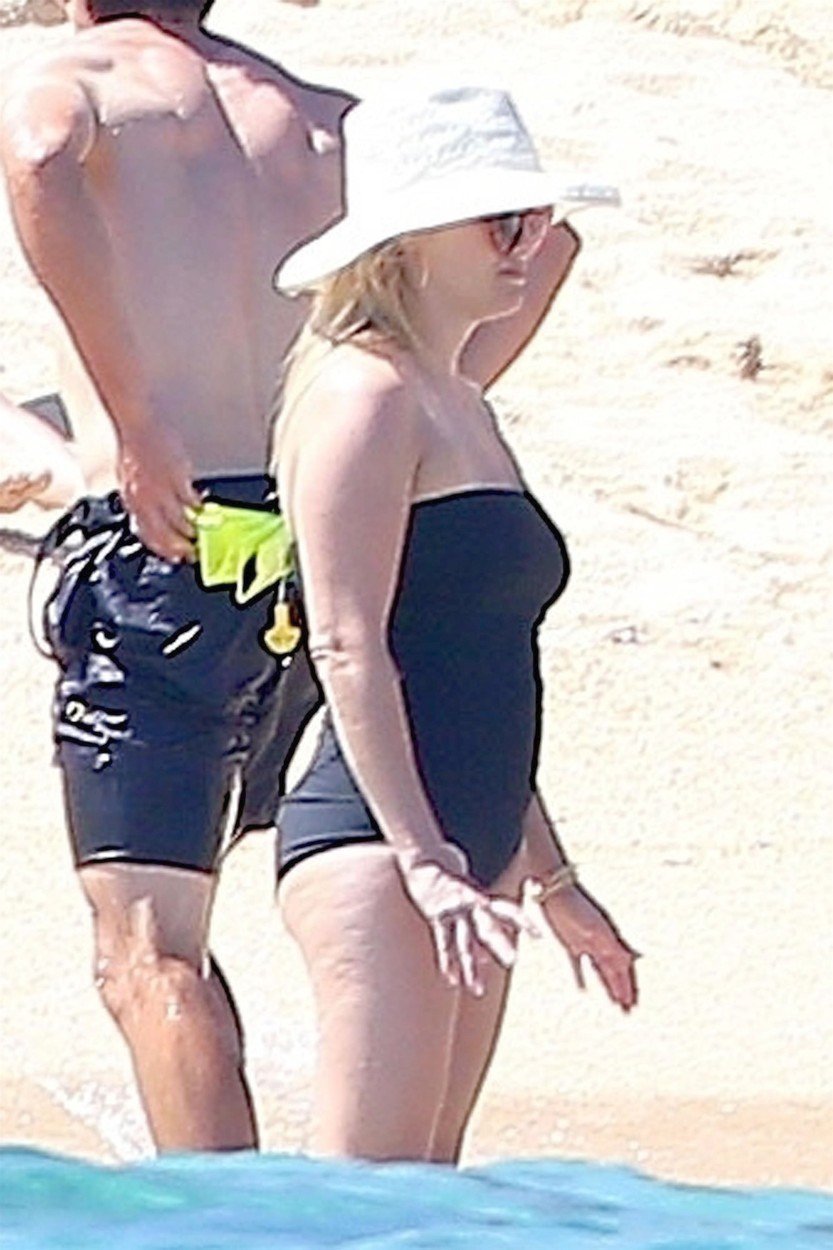 Reese Witherspoon v černých plavkách.