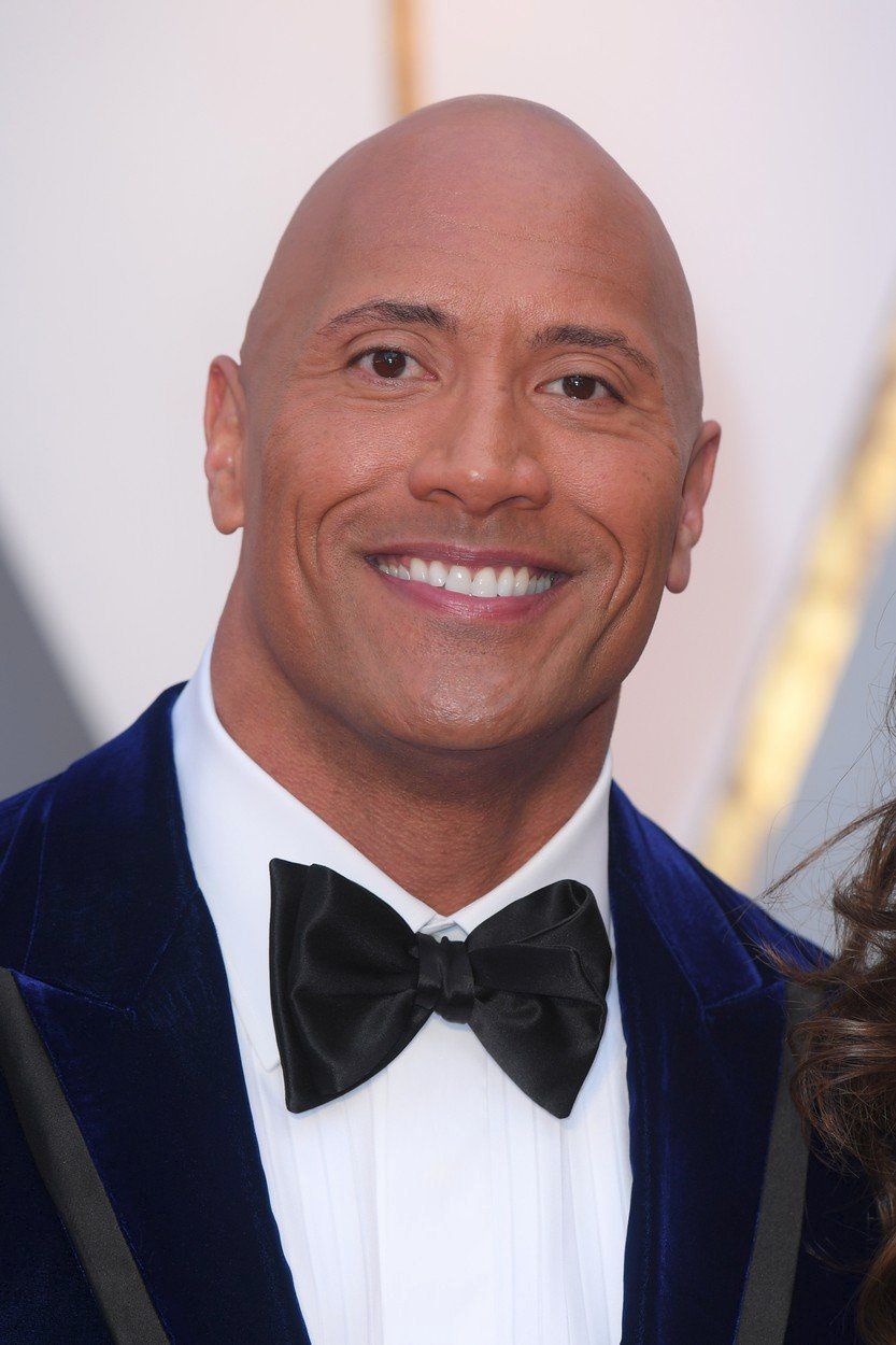 Dwayne Johnson - pochází z rodiny zápasníků, otec je afroamerický Kanaďan a matka pochází z ostrova Samoa u Fidži