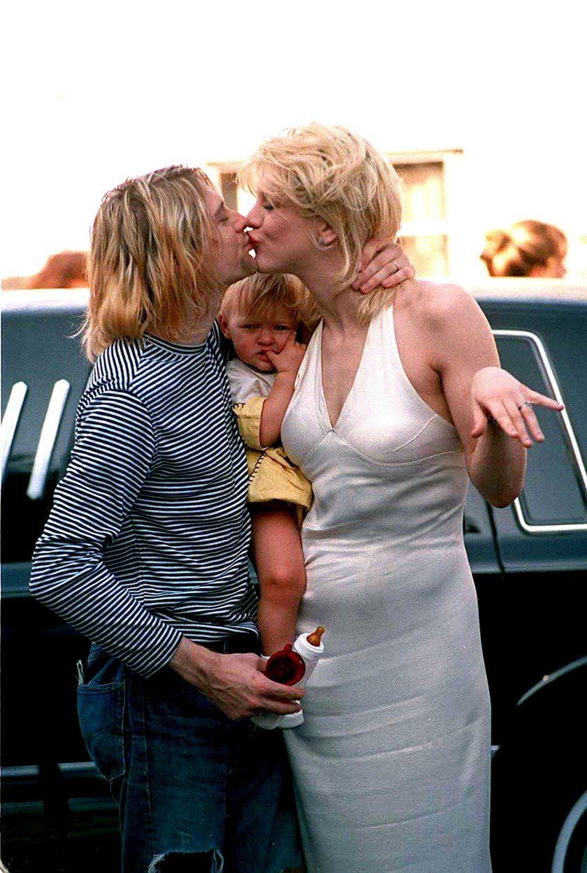 Kurt Cobain a Courtney Love by možná ještě dnes byli spolu, kdyby se Kurt v roce 1994 nerozhodl ukončit svůj život. Jejich vztah byl ale kontroverzní, protože oba užívali drogy.