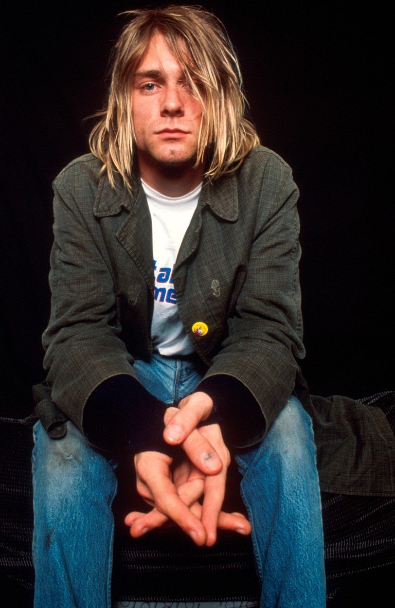 Kurt Cobain spáchal v roce 1994 sebevraždu. Trpěl závislostí na heroinu a vážnou nemocí žaludku.