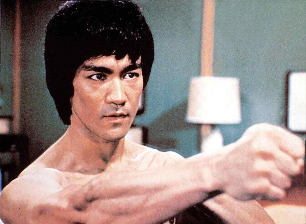 Bruce Lee zemřel v roce 1973. Stěžoval si na bolesti hlavy. Smrt nejspíš zapříčinil edém mozku nebo alergie na prášek proti bolesti.
