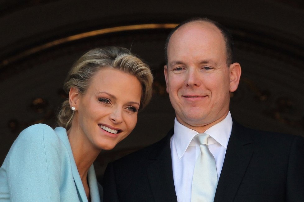 Charlene se svým manželem Albertem II. v roce 2011. Tento účes jí velmi slušel.