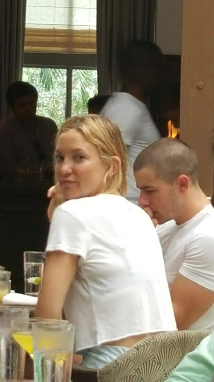 Kate Hudson a Nick Jonas o svém vztahu nikdy moc nemluvili. Byli spolu krátce. Věkový rozestup činí 13 let.