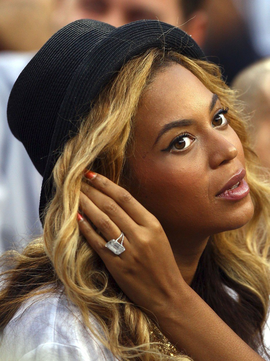 Tento velký šperk patří zpěvačce Beyonce.
