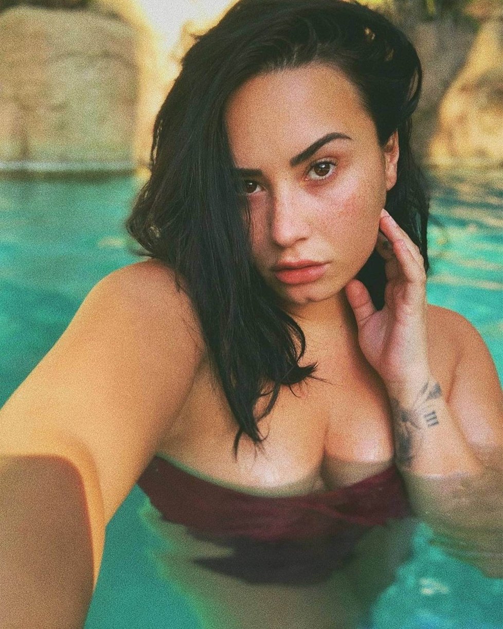 Demi Lovato přirozenost sluší.