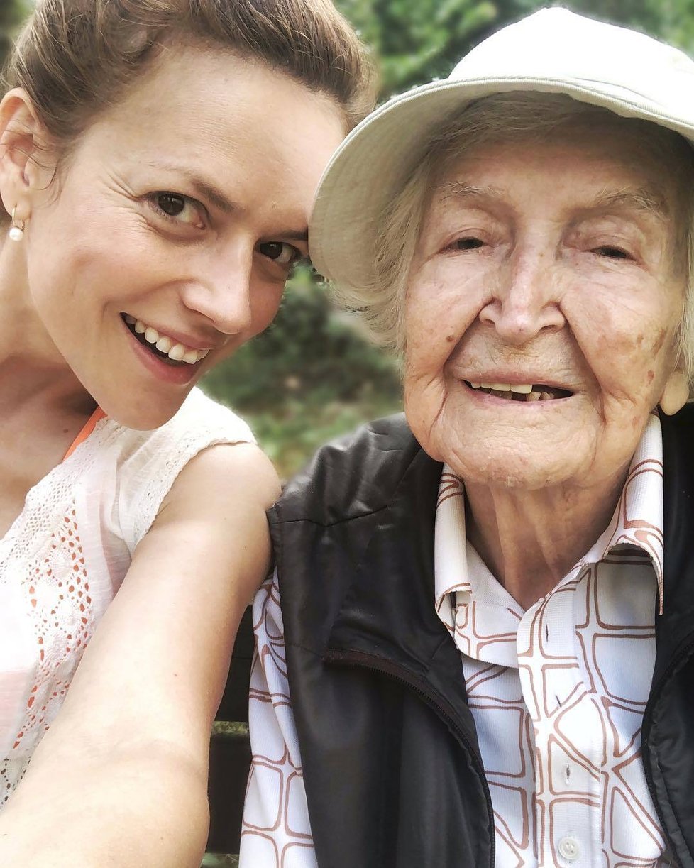 Herečka Kerestešová Růžičková ukázala babičku. Není to tedy její biologická babička, ale přirostla jí k srdci. Brzy by měla oslavit už 104. narozeniny!! Na tak vysoký věk vypadá vážně skvěle... Co myslíte?