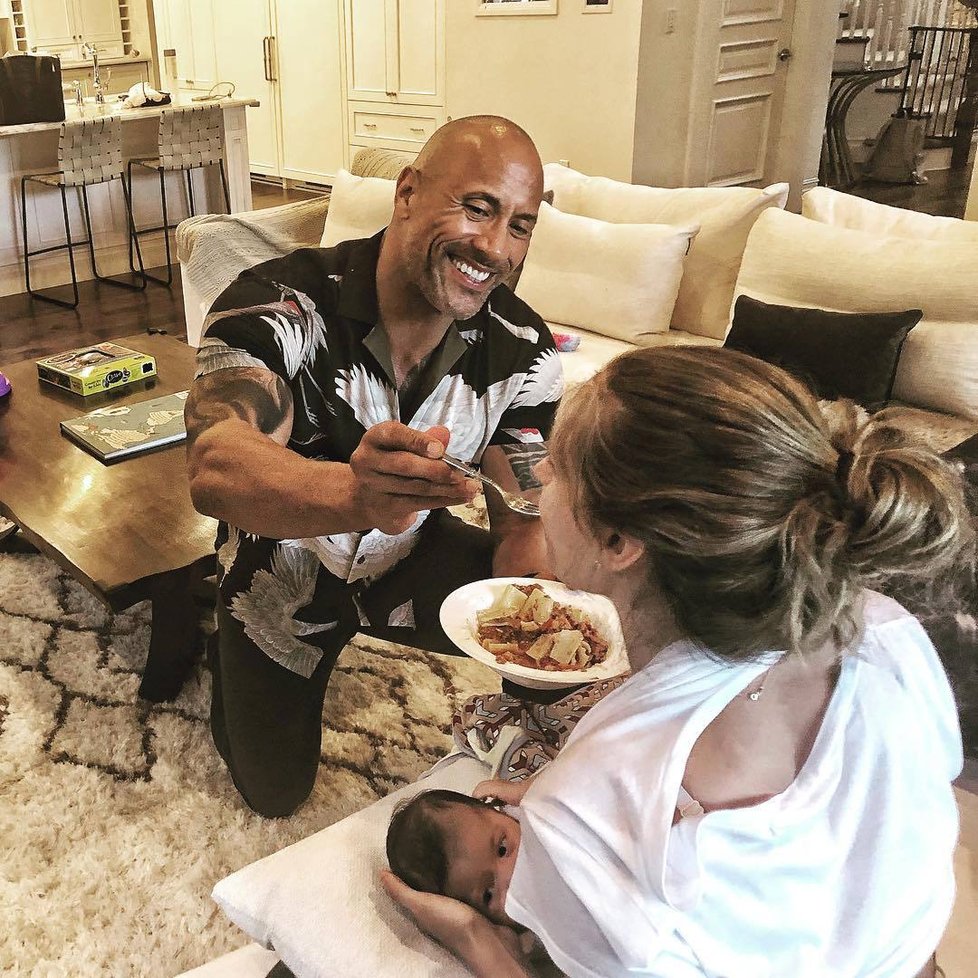 Dwayne Johnson je vážně vzorný otec. Jeho druhá polovička má plné ruce práce při krmení malé Tiany, a proto se Dwayne rozhodl vytíženou maminku vlastnoručně krmit! Je to doopravdy skvělá podívaná. Takhle by měl fungovat každý otec od rodiny, no ne?